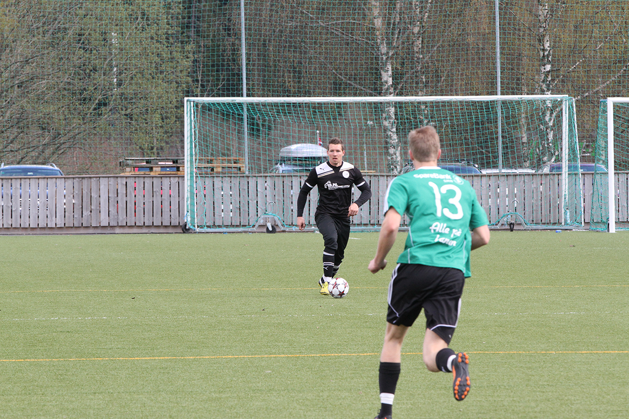 Vegar Olsen i trøbbel - det er vanskelig å takle MED ball