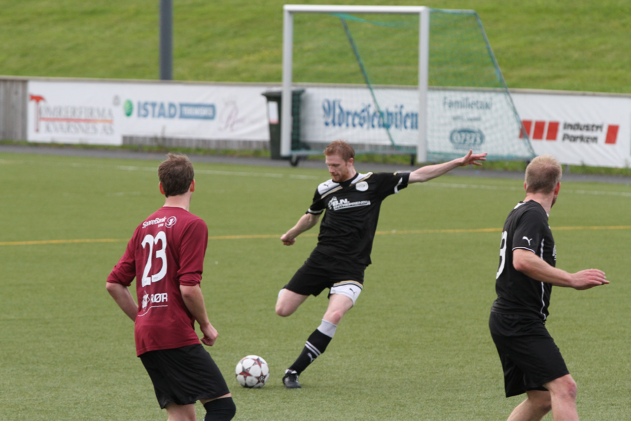 Odd Iver Røstad fikk plutselig ånden over seg - driblet og ladet kanon - dog uten hell