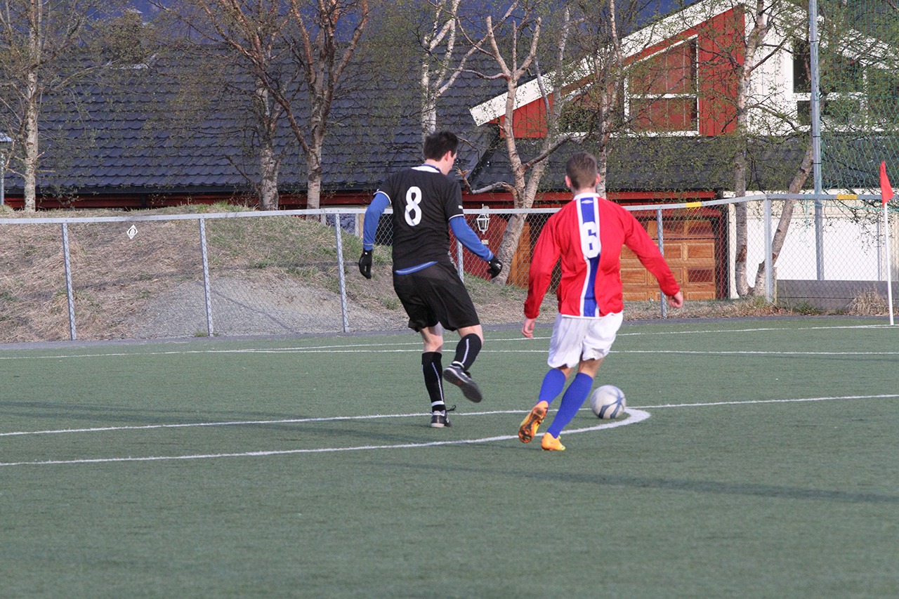 Kan Jenssen være fotballhistoriens eneste midtstopper med nr 8 på ryggen?