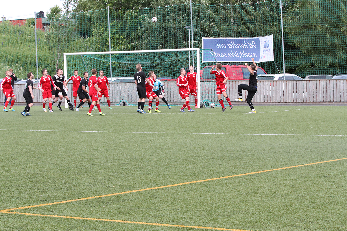 Vegar Olsen føler seg sikker på scoring, og feirer med indianerhopp - kanskje litt i tidligste laget