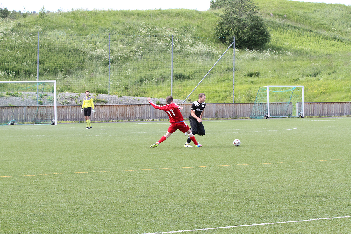 Olsen digger å drible som bakerste mann...